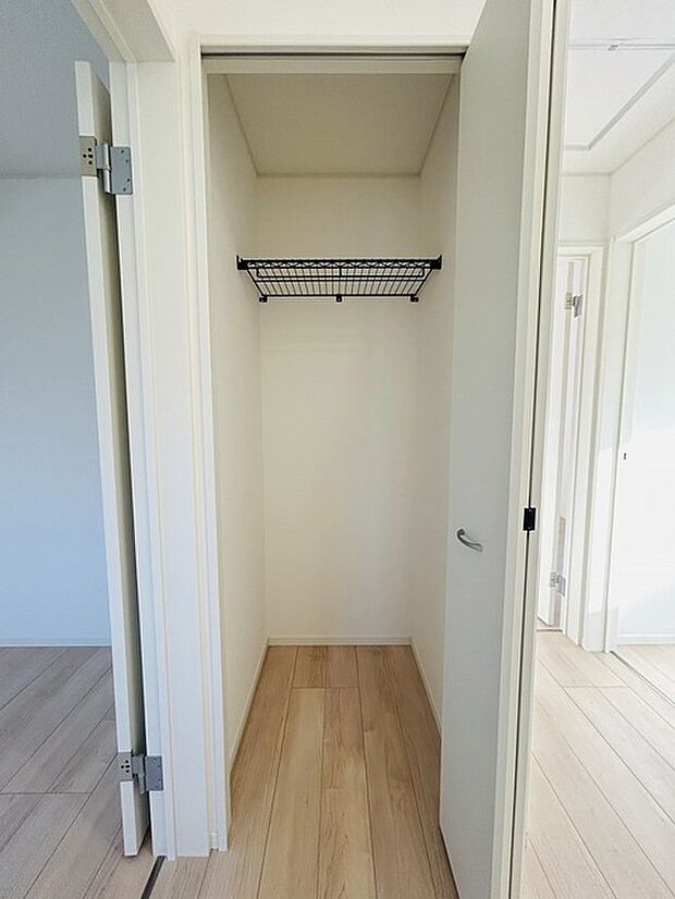 各所に効率的に配置された収納スペースがあり、日常のモノをすっきりと収納できます。 