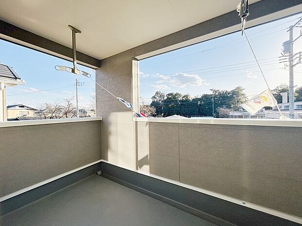 季節の変化や天気の良い日には、バルコニーでの時間が心地よく、気分をリフレッシュさせることができます。 