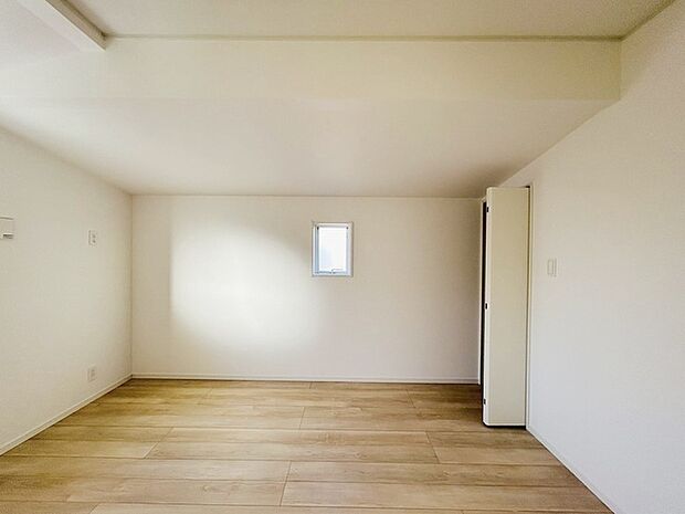 洋室はモダンなデザインと機能性を備え、快適な生活空間に。明るい窓から差し込む自然光が広々とした空間をさらに明るく開放的に感じさせます。  