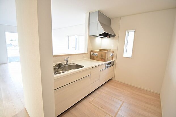 お料理をしながらリビングの家族やゲストとの会話が楽しめるカウンタータイプのキッチン。毎日のお料理を楽しく快適に。 