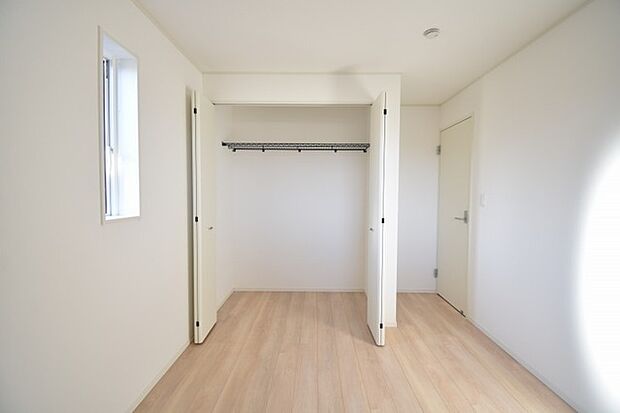 豊富な収納スペースもこの物件の特長の一つ。各所に収納が完備されており、生活をスッキリと整えることができます。 