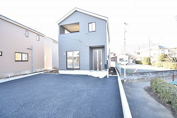 周辺の街並みの中で適度な主張、生活に溶け込むシンプルなデザインの外観が魅力の一戸建です。 