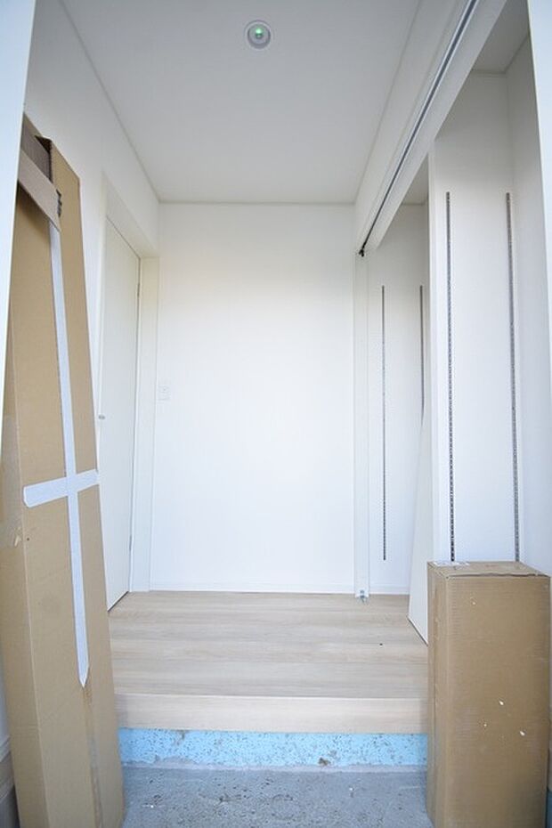 玄関は家の第一印象を左右する重要な場所。ほどよい広さとスタイリッシュな色遣いが印象的です。 