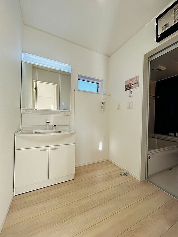 三面鏡に洗面台。 コンセントに照明機能、多機能性を備えた設備です。  