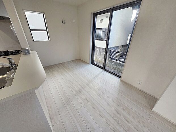 家族が食事するダイニングスペースをキッチンから見渡せる設計に。お料理をしながら家族とのコミュニケーションが増えそうな予感。 