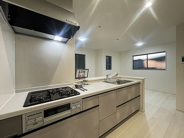 お料理をしながらリビングの家族やゲストとの会話が楽しめるカウンタータイプのキッチン。毎日のお料理を楽しく快適に。 