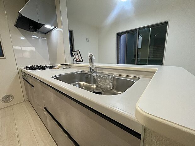 カウンターキッチンならではの開放的な見通し、全体が見渡せることでご家族の団欒スペースもより明るく笑顔が溢れる空間となります。