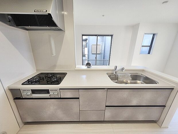 お料理をしながらリビングの家族やゲストとの会話が楽しめるカウンタータイプのキッチン。毎日のお料理を楽しく快適に。