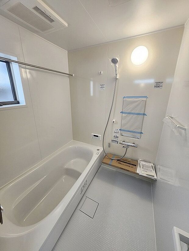 一日の疲れを癒してくれるゆったりとしたバスルームです。