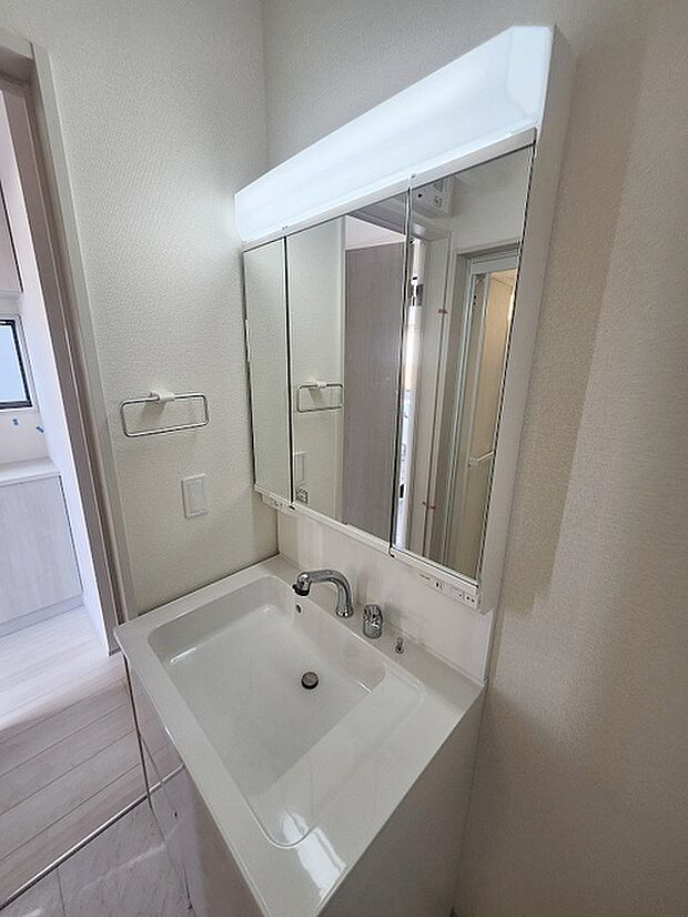 三面鏡に洗面台。 コンセントに照明機能、多機能性を備えた設備です。  