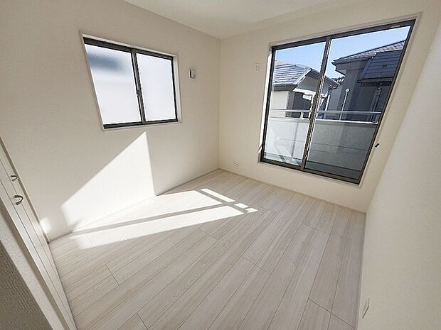 実際に室内をご見学頂くと生活のイメージが広がると思います。家具を置いたイメージや窓からの景色など。周辺で販売に出している物件も一緒にまとめてご見学頂き、比較する事もできます。