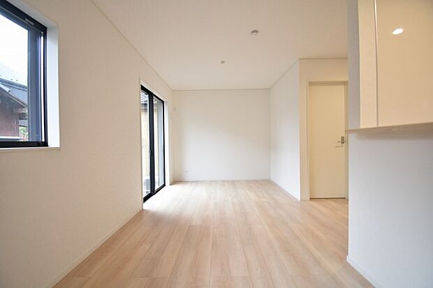 家族の集まるリビングは気持ちの良い自然光が差し込む団欒空間。室内のご見学予約も随時、受付中ですのでお気軽にお問合せください。