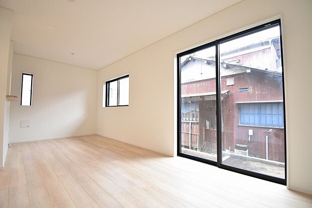 実際に室内をご見学頂くと生活のイメージが広がると思います。家具を置いたイメージや窓からの景色など。周辺で販売に出している物件も一緒にまとめてご見学頂き、比較する事もできます。