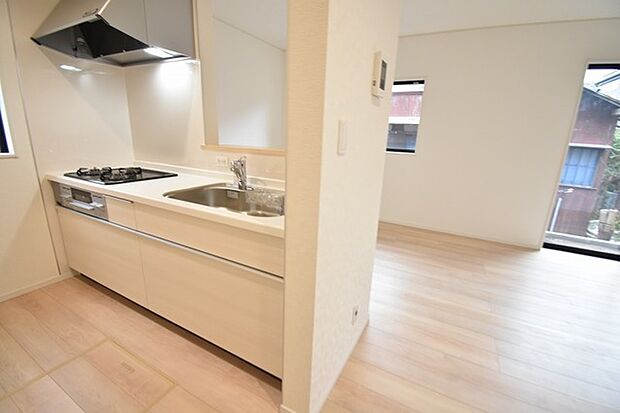 お料理をしながらリビングの家族やゲストとの会話が楽しめるカウンタータイプのキッチン。毎日のお料理を楽しく快適に。 