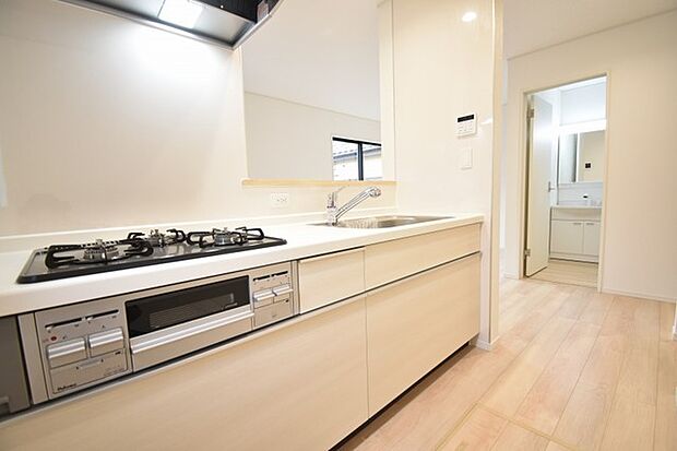 カウンターキッチンならではの開放的な見通し、全体が見渡せることでご家族の団欒スペースもより明るく笑顔が溢れる空間となります。