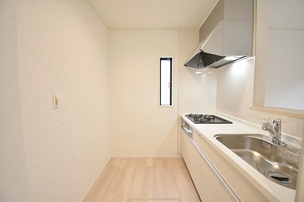 キッチンコンロスペースの近くには、空気の入れ替えが可能な開口部を設置！！ お料理をする際には、換気扇を回しながら匂いが籠らない様に開放してお料理もお楽しみ頂けます。 