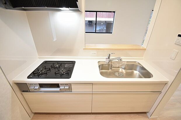 お料理をしながらリビングの家族やゲストとの会話が楽しめるカウンタータイプのキッチン。毎日のお料理を楽しく快適に。