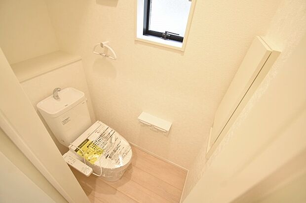 トイレにはウォシュレット機能を標準装備。 