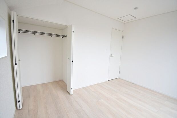 豊富な収納スペースもこの物件の特長の一つ。各所に収納が完備されており、生活をスッキリと整えることができます。 