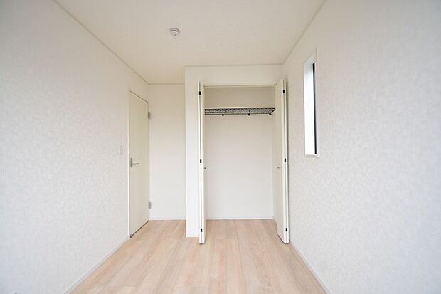 各所に効率的に配置された収納スペースがあり、日常のモノをすっきりと収納できます。 