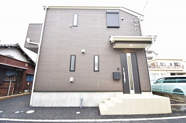 周辺の街並みの中で適度な主張、生活に溶け込むシンプルなデザインの外観が魅力の一戸建です。