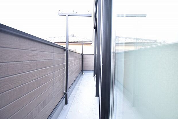 季節の変化や天気の良い日には、バルコニーでの時間が心地よく、気分をリフレッシュさせることができます。 