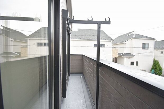 日々の忙しさやストレスから離れ、バルコニーで静かに深呼吸、心が穏やかになります。