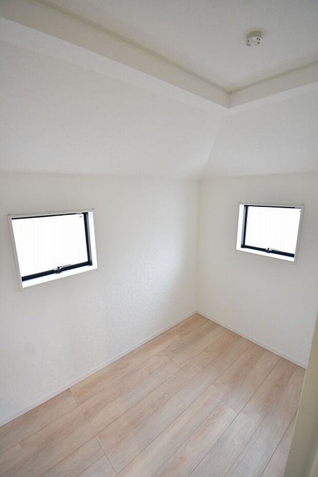 洋室はモダンなデザインと機能性を備え、快適な生活空間に。明るい窓から差し込む自然光が広々とした空間をさらに明るく開放的に感じさせます。  