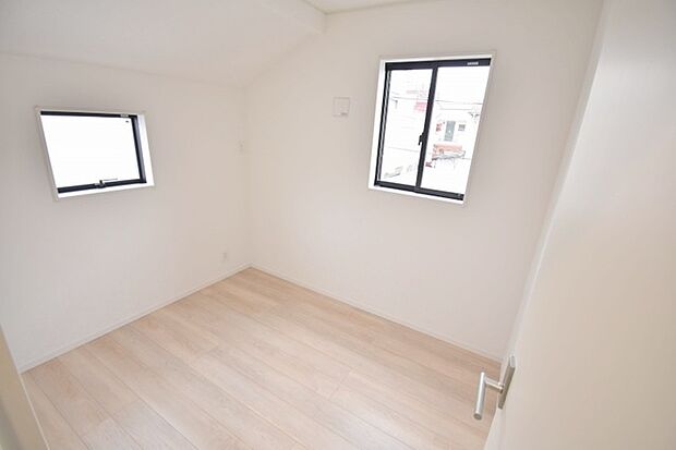 スタイリッシュなデザインと快適な居住性を兼ね備えた洋室。広々とした空間は、自分らしいインテリアを楽しむことができるほか、リラックスした時間を過ごすことができそうです。 