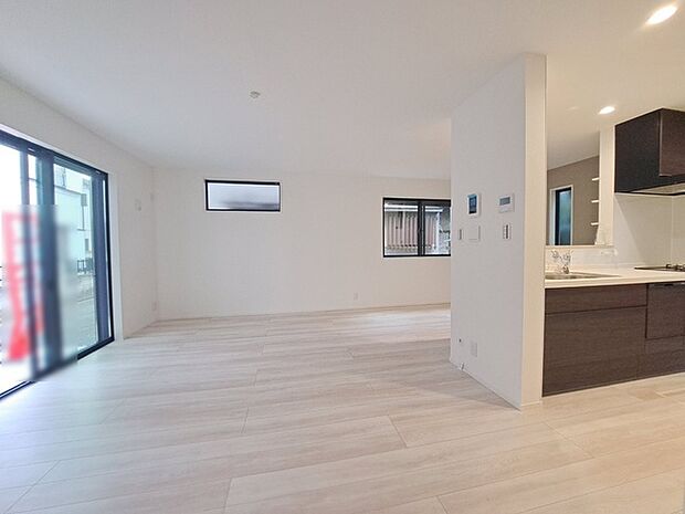 家族の集まるリビングは気持ちの良い自然光が差し込む団欒空間。室内のご見学予約も随時、受付中ですのでお気軽にお問合せください。