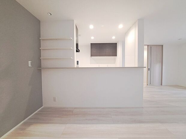 家族が食事するダイニングスペースをキッチンから見渡せる設計に。お料理をしながら家族とのコミュニケーションが増えそうな予感。 