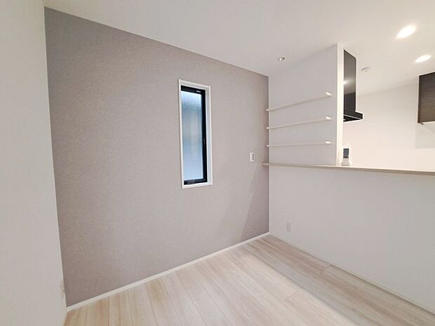 実際に室内をご見学頂くと生活のイメージが広がると思います。家具を置いたイメージや窓からの景色など。周辺で販売に出している物件も一緒にまとめてご見学頂き、比較する事もできます。