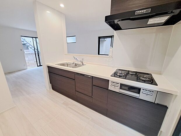 お料理をしながらリビングの家族やゲストとの会話が楽しめるカウンタータイプのキッチン。毎日のお料理を楽しく快適に。