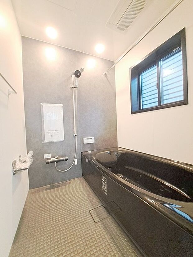 浴室乾燥機の他にも開口部のある浴室スペース。 お風呂上がりの湿気も、窓を開けておくことで改善可能。 お湯につかりながら、ちょっとした露天気分?