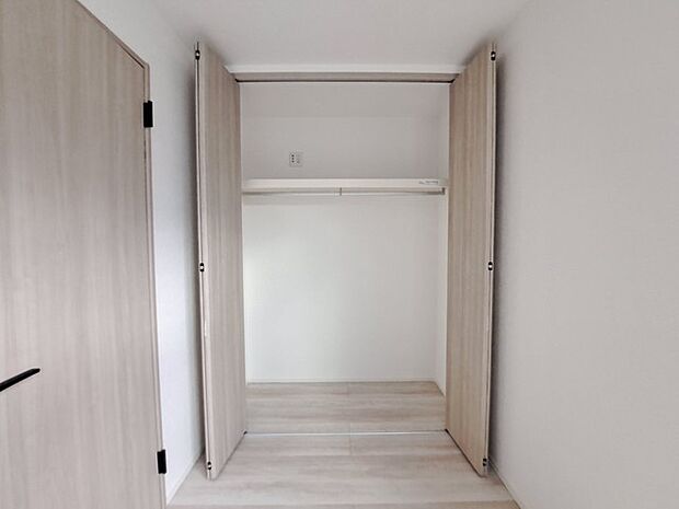 豊富な収納スペースもこの物件の特長の一つ。各所に収納が完備されており、生活をスッキリと整えることができます。 