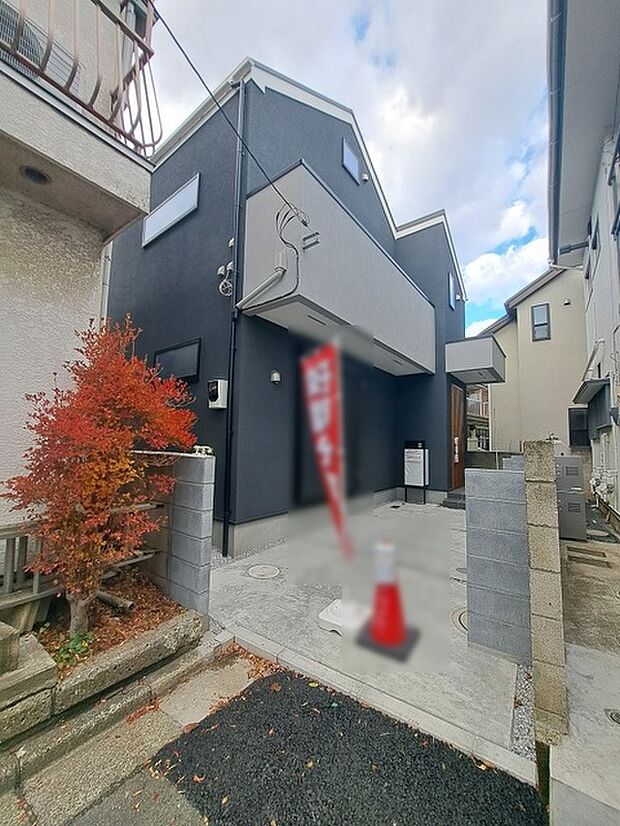 周辺の街並みの中で適度な主張、生活に溶け込むシンプルなデザインの外観が魅力の一戸建です。