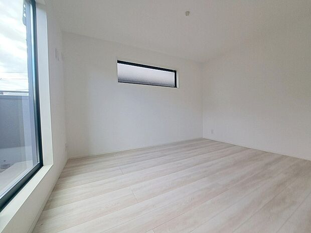 洋室はモダンなデザインと機能性を備え、快適な生活空間に。明るい窓から差し込む自然光が広々とした空間をさらに明るく開放的に感じさせます。  