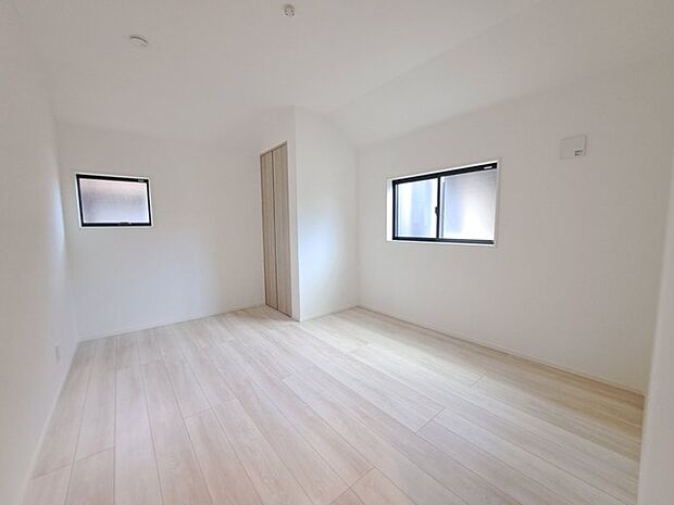 スマートなデザインと賢い収納が生活を快適にします。広々とした雰囲気を演出する工夫が施され、生活空間の魅力を引き出します。