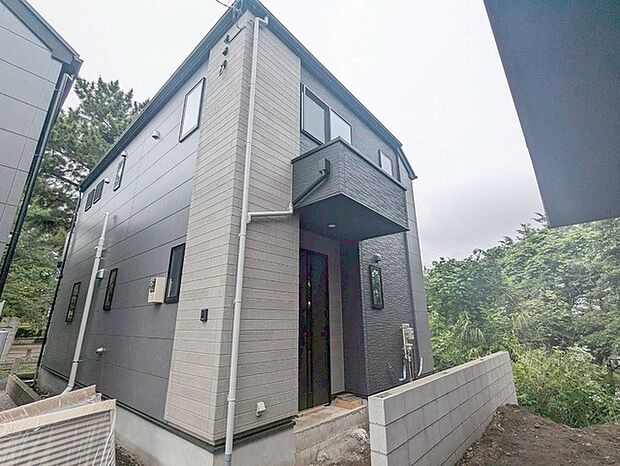 周辺の街並みの中で適度な主張、生活に溶け込むシンプルなデザインの外観が魅力の一戸建です。