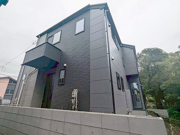 建物が完成しましたので室内のご見学予約スタート。当日のご見学予約も大歓迎です。お気軽にご連絡ください。エステート白馬国分寺店は火曜水曜も営業しております。