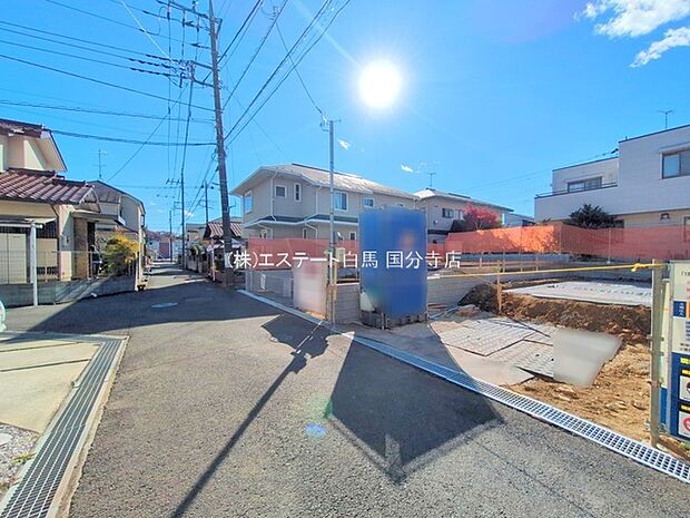 安心して暮らすことのできる住宅街。　住宅地の道路は一般に交通量が少なく車などの騒音が少ないため、住民にとって静かな生活環境が提供されます。 