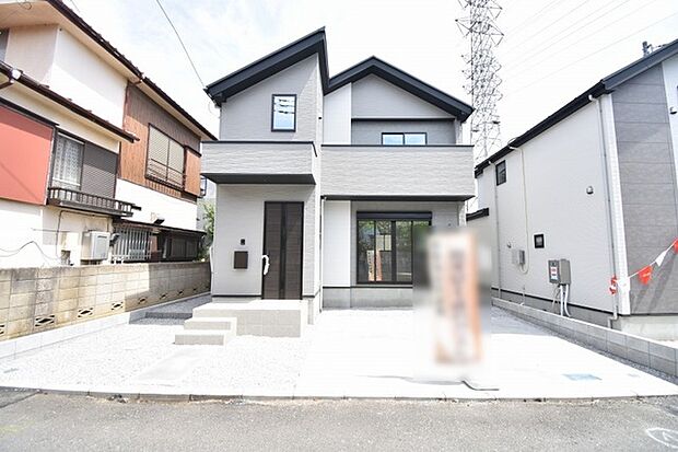 周辺の街並みの中で適度な主張、生活に溶け込むシンプルなデザインの外観が魅力の一戸建です。