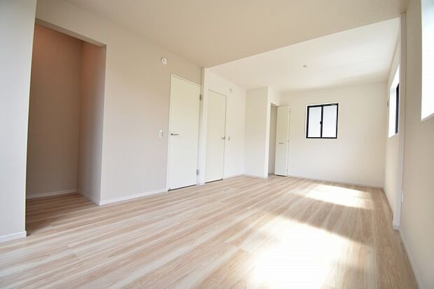 スタイリッシュなデザインと快適な居住性を兼ね備えた洋室。広々とした空間は、自分らしいインテリアを楽しむことができるほか、リラックスした時間を過ごすことができそうです。