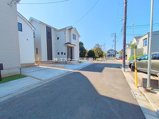 安心して暮らすことのできる住宅街。 住宅地の道路は一般に交通量が少なく車などの騒音が少ないため、住民にとって静かな生活環境が提供されます。