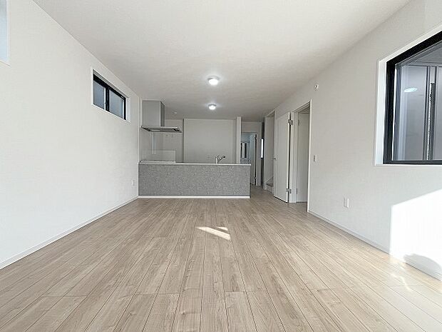 家族が食事するダイニングスペースをキッチンから見渡せる設計に。お料理をしながら家族とのコミュニケーションが増えそうな予感。 