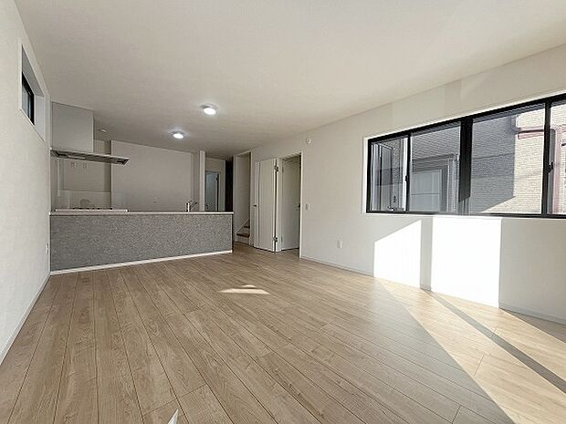 カウンターキッチンならではの開放的な見通し、全体が見渡せることでご家族の団欒スペースもより明るく笑顔が溢れる空間となります。 