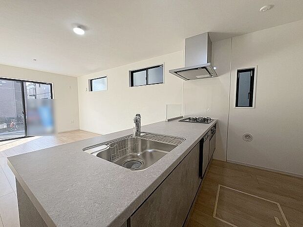 お料理をしながらリビングの家族やゲストとの会話が楽しめるカウンタータイプのキッチン。毎日のお料理を楽しく快適に。 