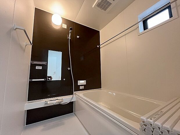 一日の疲れを癒してくれるゆったりとしたバスルームです。 