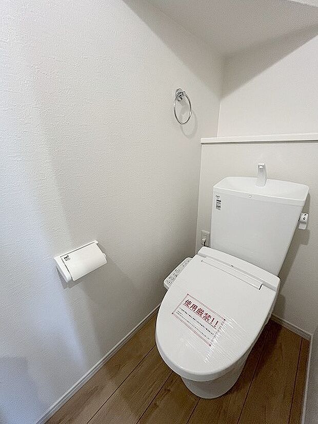 階段下を有効活用したトイレスペース。 便座はもちろんウォシュレット。  