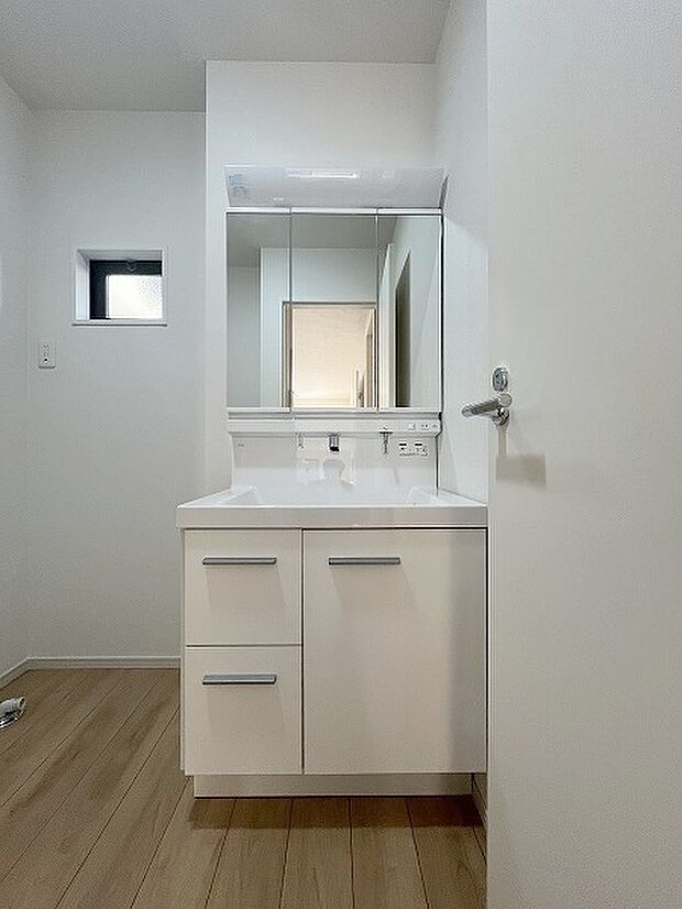 三面鏡に洗面台。 コンセントに照明機能、多機能性を備えた設備です。  